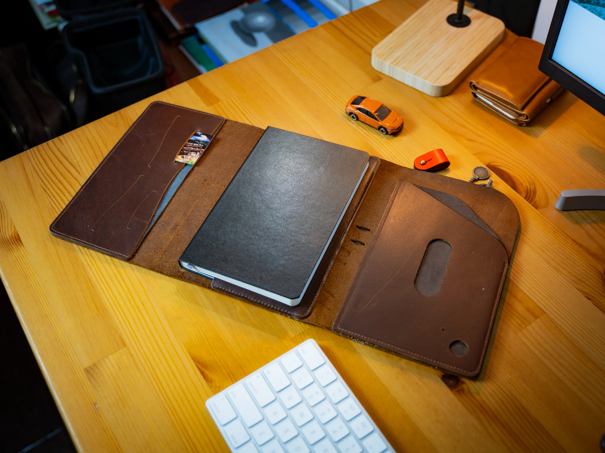 Milwaukee Leather Padfolio Pro - Chestnut - Image 4